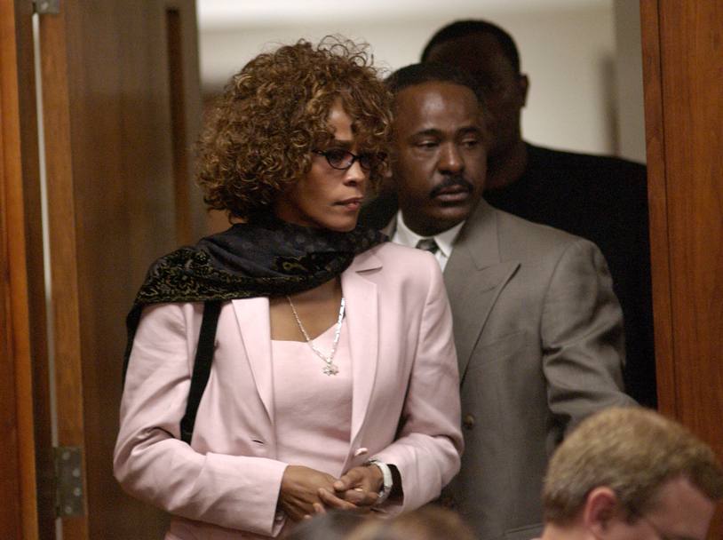 La cantante Whitney Houston (annegata in una vasca da bagno di un hotel a Beverly Hills nel 2012) esce dal tribunale nell&#39;agosto 2003 dove si celebrava il processo contro il marito Bobby Brown dal quale sub ripetute violenze e venne spinta all&#39;uso di droga (Ap)